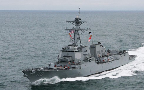 US naval ship approaches Fiery Cross Reef in East Sea - ảnh 1